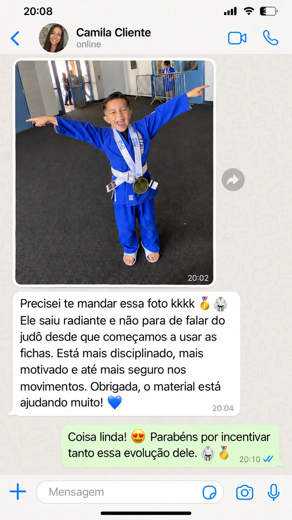 Depoimento 4: print de conversa de WhatsApp com foto da criança de kimono azul e medalha
